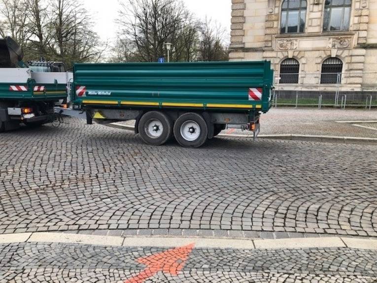 Ein Anh&auml;nger versperrt den Roten Faden vor dem Neuen Rathaus in Hannover